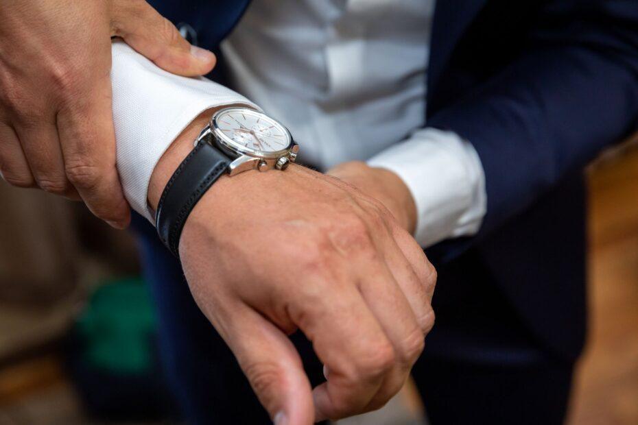 Illustration of How to Choose a Watch Strap That Suits the Occasion