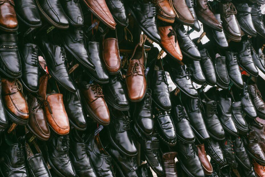 Illustration of The Difference Between Loafers and Oxford Dress Shoes