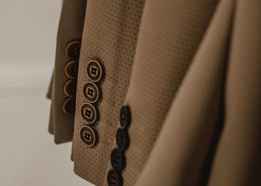Illustration of The Difference Between Structured and Unstructured Blazers